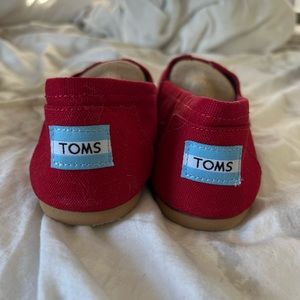 New red Toms classic canvas. No box. Only tried on. Never worn. Size 8
